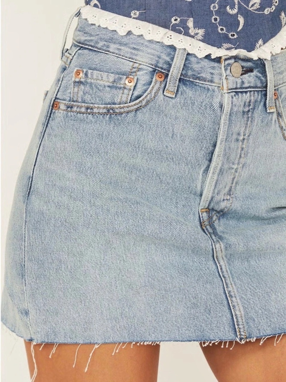 LEVI'S WOMEN'S ICON LIGHT WASH RAW HEM DENIM MINI SKIRT